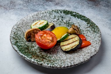 Tabakta ızgara sebzeler