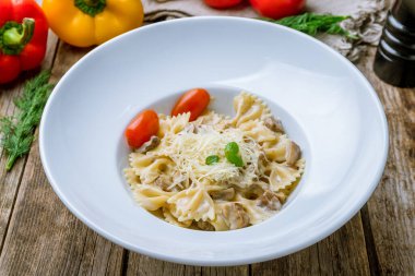 Mantar soslu fusilli makarna.