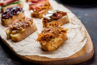 Kurulda çeşitli bruschett 'ler var.