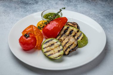 Tabakta ızgara sebzeler