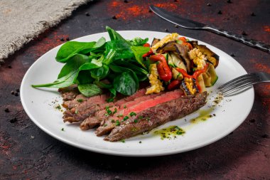 Sığır etli biftek salatası.