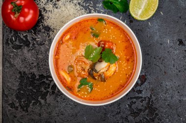 Deniz mahsullü çorbanın yakın görüntüsü 