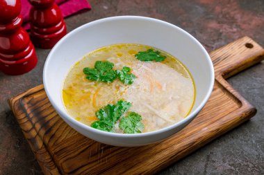 Tabakta tavuk çorbası var.