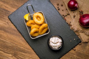 Hamurda soğan halkaları