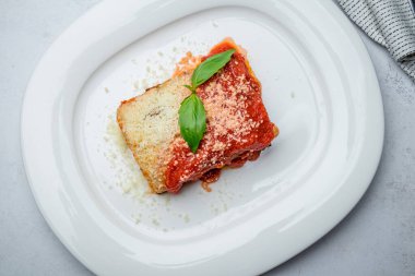 Tabakta lazanya bolonez.