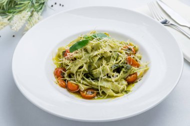 Pesto soslu makarna ve domates.