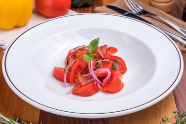 Kırmızı soğanlı domates salatası.