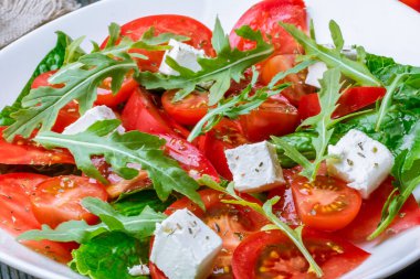 Domates roka ve peynirli salata.