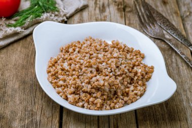 Tabakta kaynamış karabuğday.