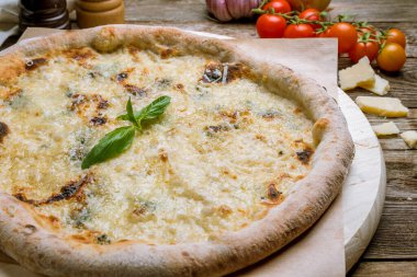 Pizza Quattro formaggi yakın çekim görüntüsü