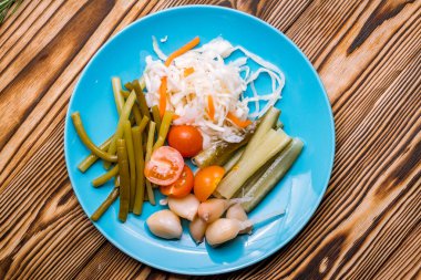 Turşu tabağı yakın çekim görünümü