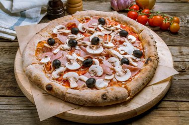 Jambonlu ve mantarlı pizza.