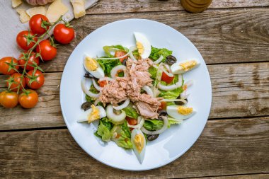 Ton balığı ve sebze salatası.