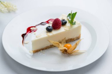 Ahududulu klasik cheesecake.