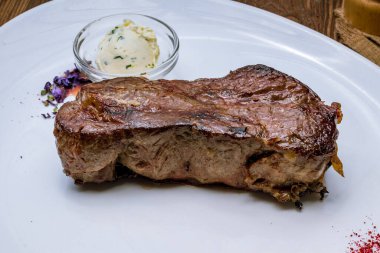 Sulu Striploin Biftek yakın çekim görüntüsü