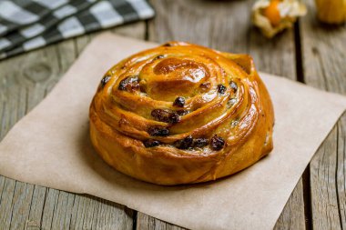 Tahta arka planda kuru üzümlü çörek.