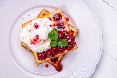 Kiraz reçelli waffle