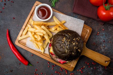 Etli siyah hamburger.