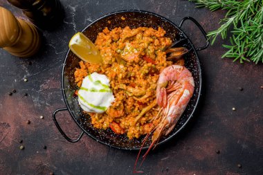 Deniz ürünleri manzaralı paella.