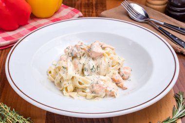 Tagliatelli makarna ve somon.