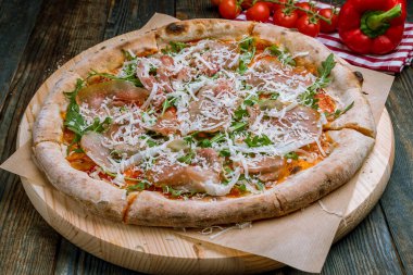 Parma jambonu ve roka ile pizza.