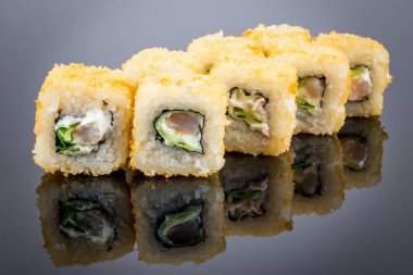 Yansımalı karidesli sıcak rulo.