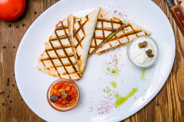 Tavuk ve soslu Quesadilla.