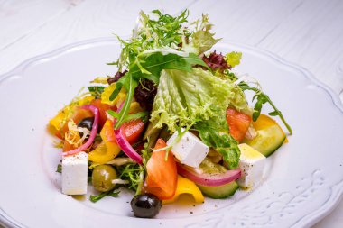 Yunan salatası ve beyaz peynir.