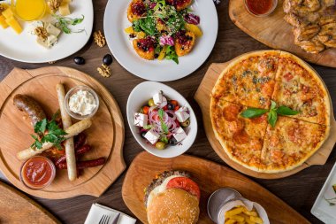 Çeşitli sosisler, etli hamburger, pizza, kızarmış tavuk.