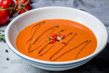 Beyaz tabakta gazpacho çorbası.