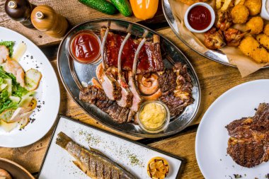 Çeşitli bira sosisleri ve et sosları.