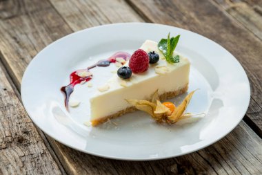 Ahududulu klasik cheesecake.