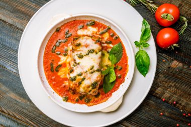 Tabakta lazanya bolonez.