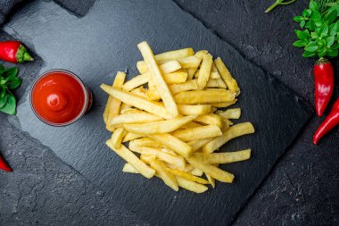 Ketçaplı patates kızartması.