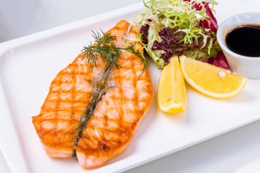 Izgarada somon bifteği