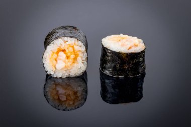 Baharatlı karidesli rulo siyahlı yansımalı.