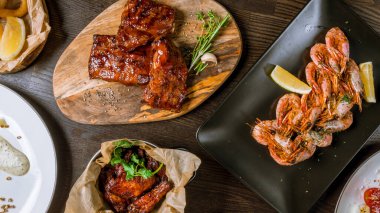 Çeşitli tabaklar, domuz pirzolası, karides, tavuk kanadı.