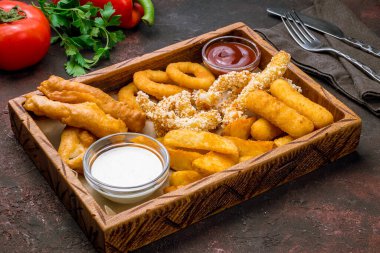 Çeşitli bira aperatifleri yakın çekim görünümü