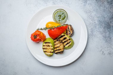 Tabakta ızgara sebzeler