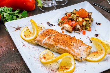 Izgarada somon bifteği