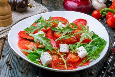 Domates roka ve peynirli salata.