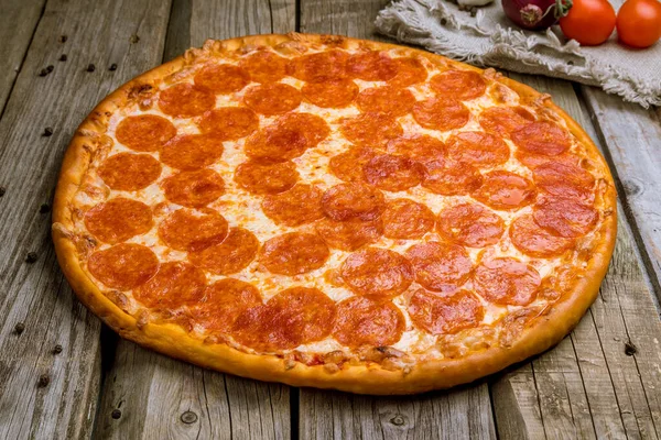 Pepperoni Pizza Auf Dem Brett — Stockfoto