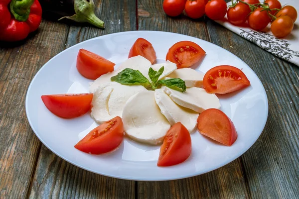 Caprese Salat Mit Mozzarella Und Tomaten — Stockfoto