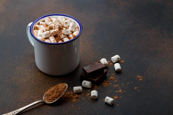 Chocolate Caliente Una Taza Hierro Con Malvavisco Sobre Fondo Rústico — Foto de Stock