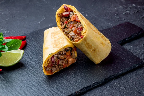 Mexikanischer Burrito Mit Fleisch Auf Schwarz — Stockfoto