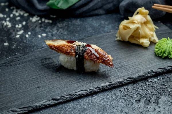 Sushi Aal Auf Einem Teller — Stockfoto