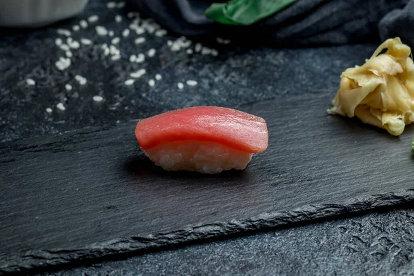Sushi Thunfisch Auf Einem Teller — Stockfoto