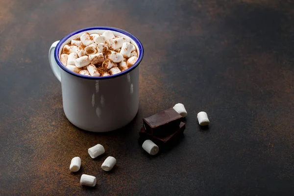 Cokelat Panas Dalam Cangkir Besi Dengan Marshmallow Pada Latar Belakang — Stok Foto