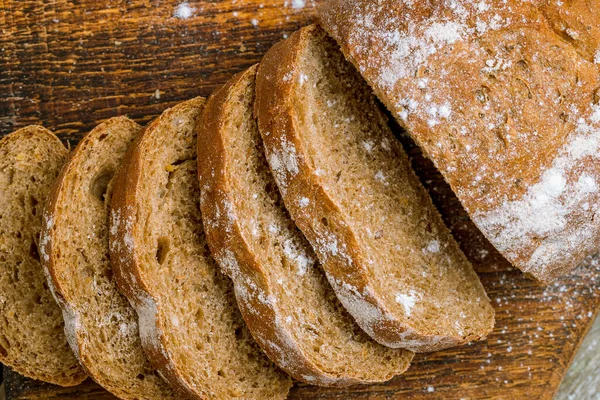 Rund Svart Bröd Trä Bakgrund — Stockfoto