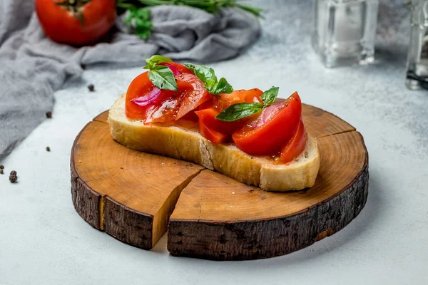 Bruschetta Com Tomate Manjericão — Fotografia de Stock